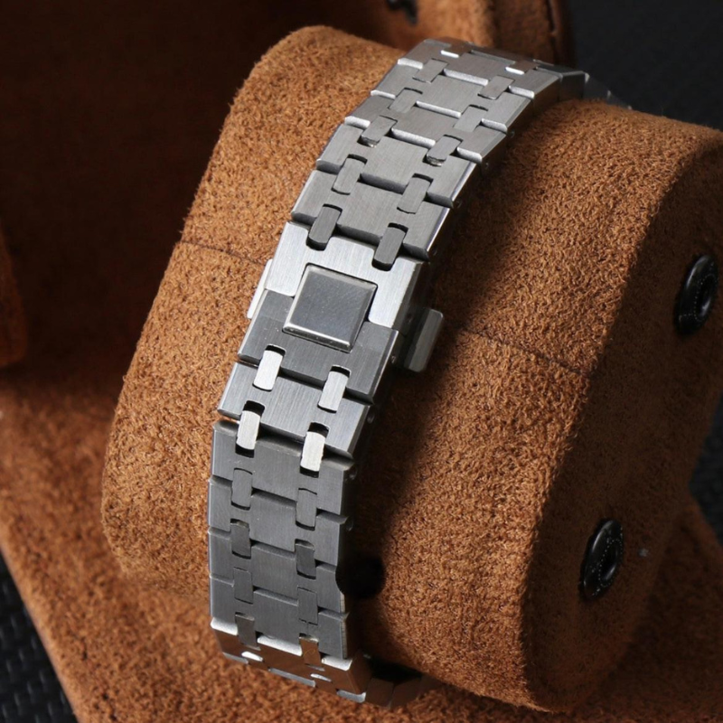 Royal Seikoak “Green Chronograph” – 41mm Hybrid Automatic Watch